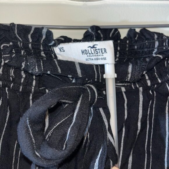 Hollister Women's Pin Stripe Loose Fitting Shorts with Pockets | Size XS - Picture 4 of 6